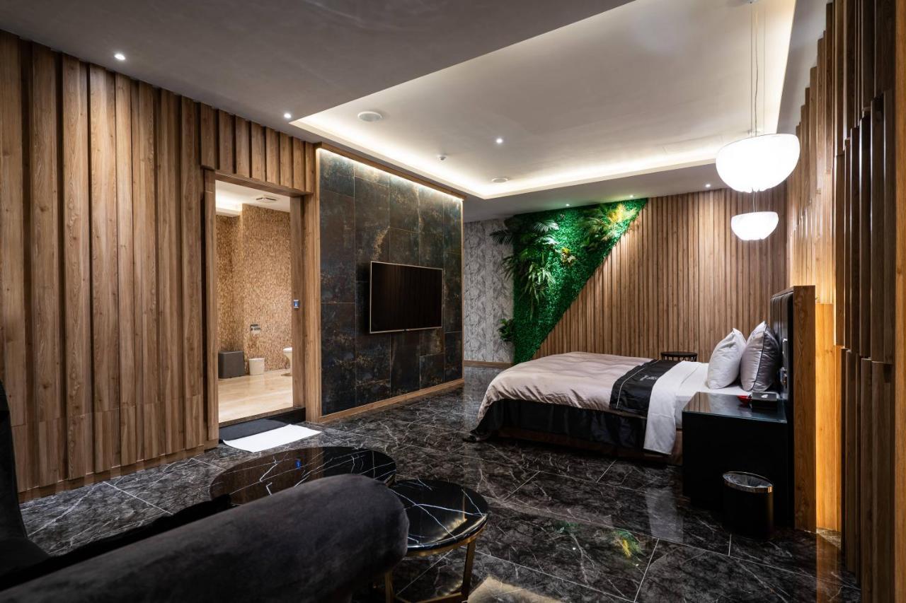 Aquarius Motel Тайчжун Экстерьер фото
