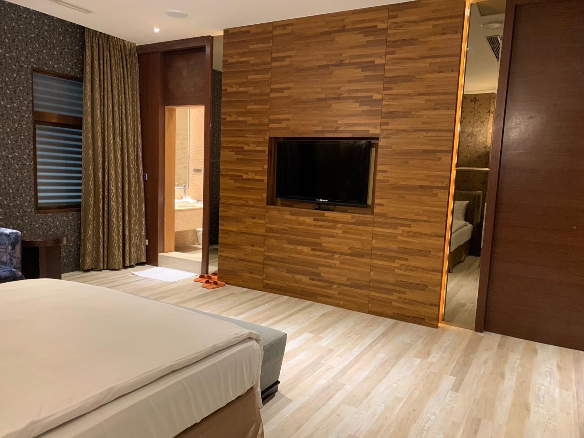 Aquarius Motel Тайчжун Экстерьер фото